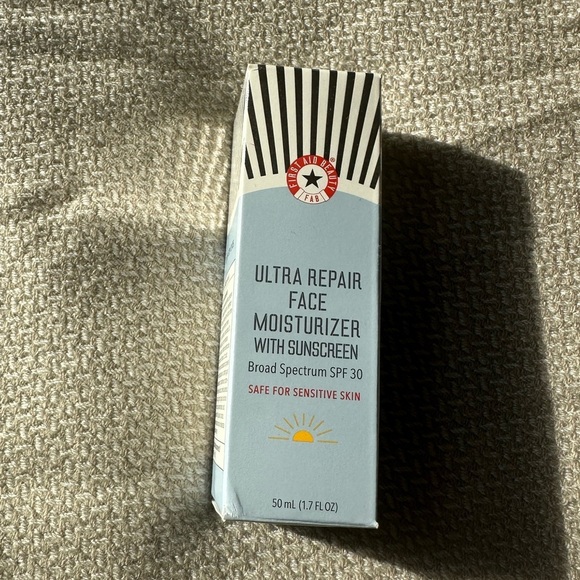 NEW First Aid Beauty Ultra Repair Face Moisturizer with Sunscreen SPF 30 - Picture 1 of 6